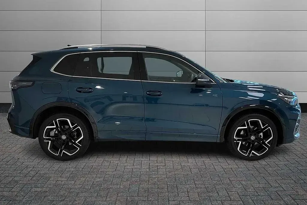 Used VW Tiguan R-line 148 HP (108 kW) 2024 Blue SUV