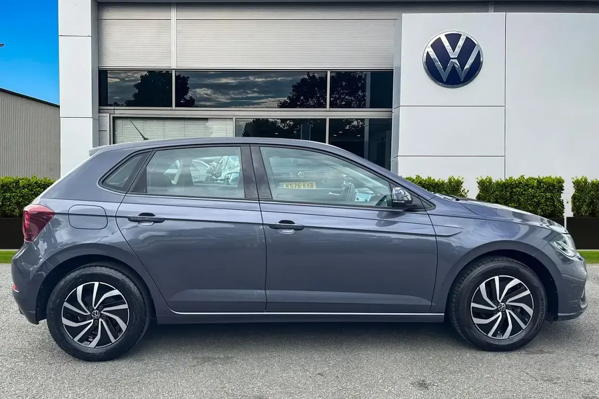 Begagnad VW Polo Life 95 HK (69 kW) 2023 Grå Halvkombi