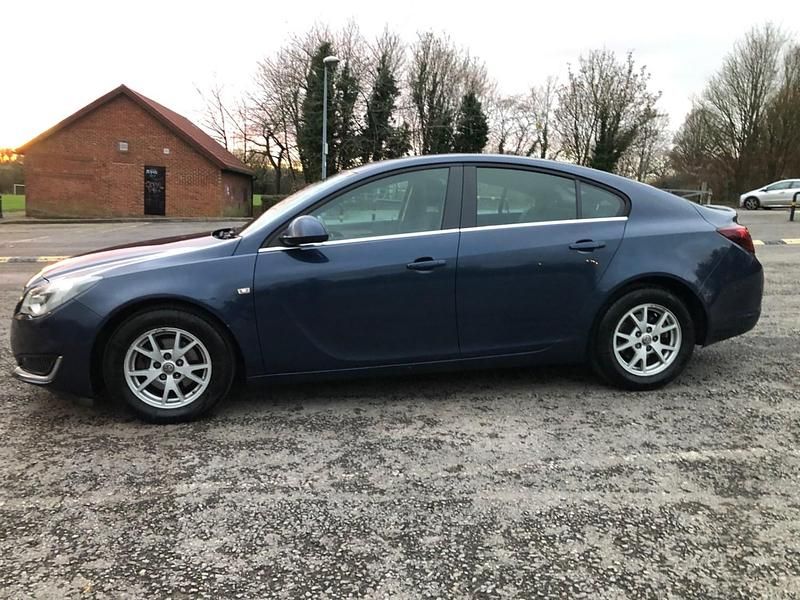 Used Vauxhall Insignia Design Edition 2014 Blue Hatchback