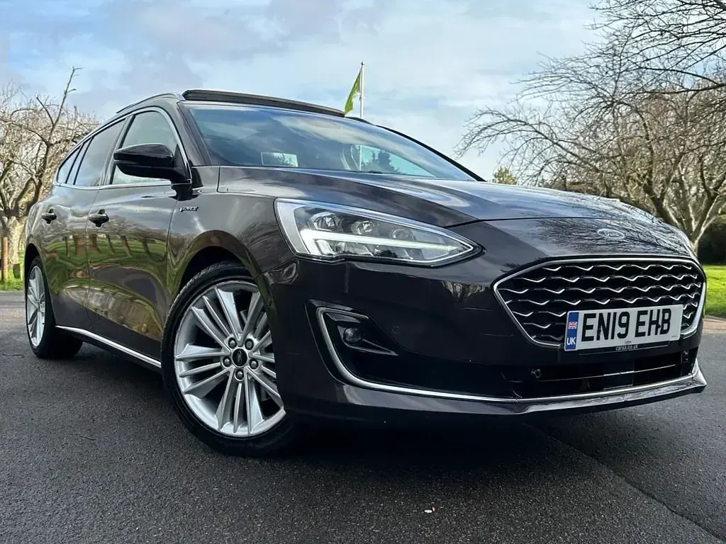 Usado Ford Focus Vignale 182 HP (133 kW) 2019 Roxo Carrinha