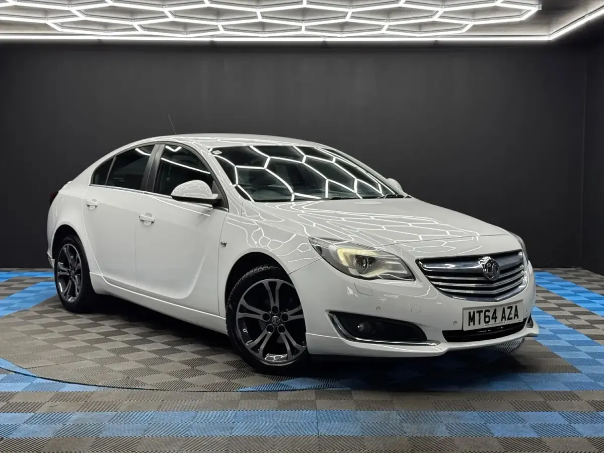 Second-hand Vauxhall Insignia Edition 140 CP (102 kW) 2014 Alb Hatchback