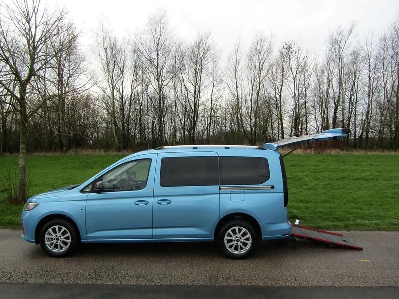 Blue Used 2024 Ford Tourneo Connect Titanium MPV | £23,995 (Expensive) - Image 1/4