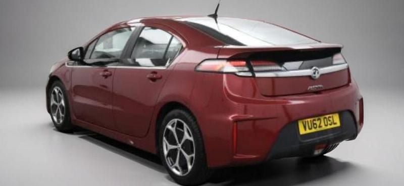 Used Vauxhall Ampera 111 kW (151 HP) 2012 Red Hatchback