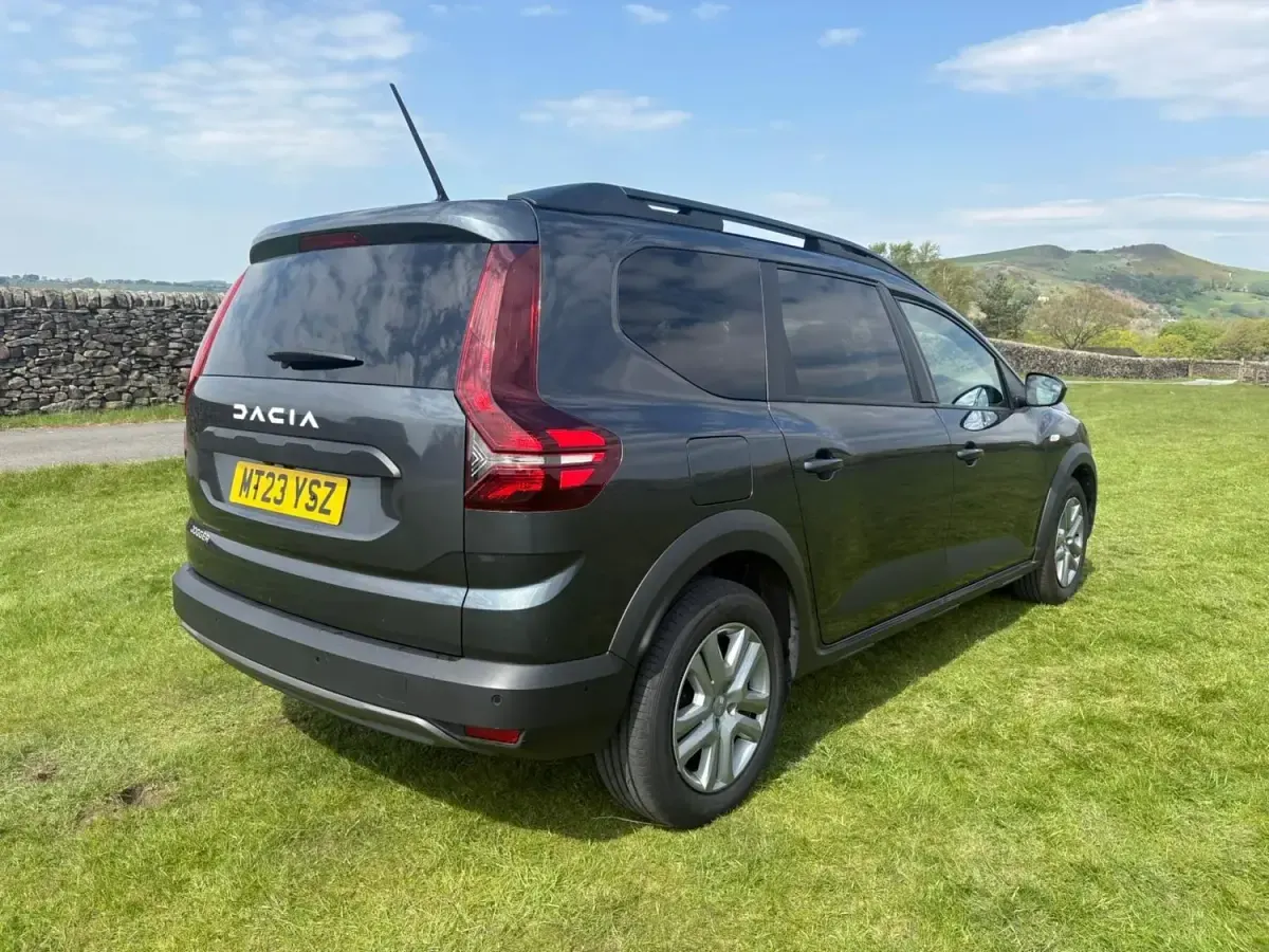 Second-hand Dacia Jogger Expression 110 CP (80 kW) 2023 Gri Monovolum