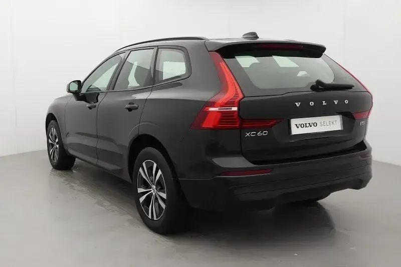Używany Volvo XC60 Core 250 KM (183 kW) 2022 Czarny SUV