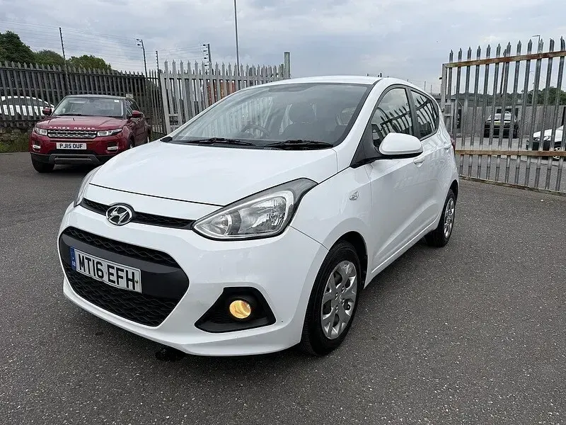 Used Hyundai i10 SE 67 HP (49 kW) 2016 White Hatchback
