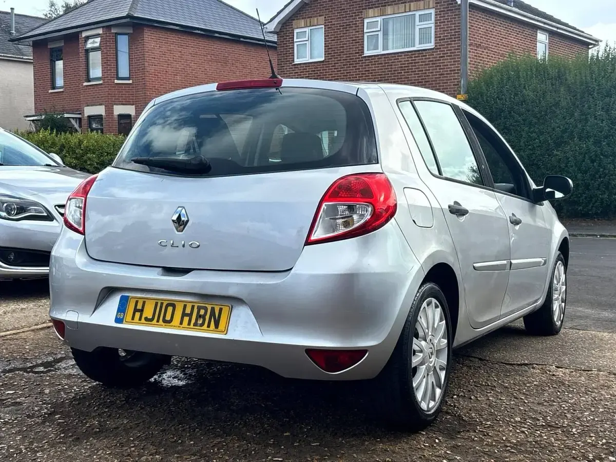 Used Renault Clio Dynamique 2010 Silver Hatchback