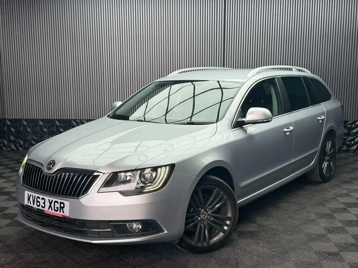 Gebraucht Skoda Superb Elegance 140 PS (102 kW) 2014 Silber Kombi
