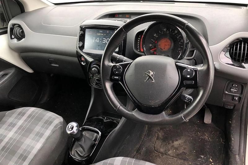 Used Peugeot 108 Allure 72 HP (52 kW) 2019 White Hatchback