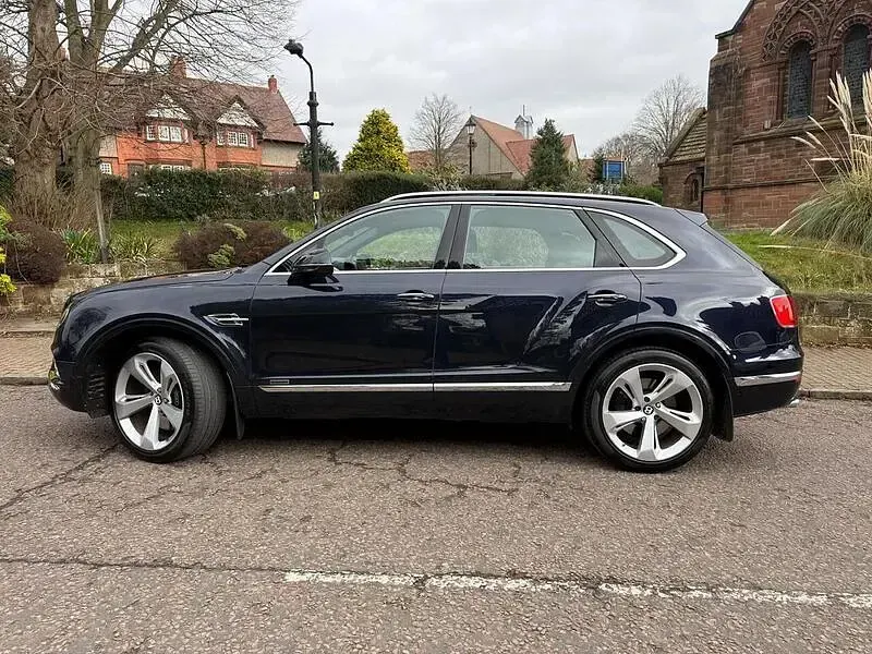 Used Bentley Bentayga 435 HP (319 kW) 2017 Blue SUV