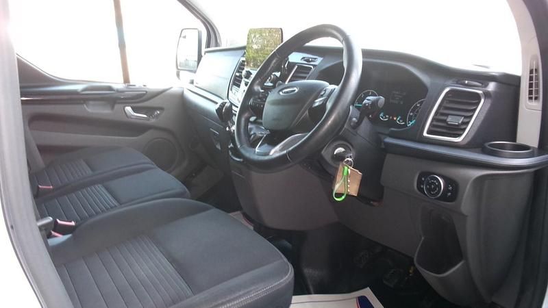 Begagnad Ford Transit Custom Limited 170 HK (125 kW) 2022 Vit Van
