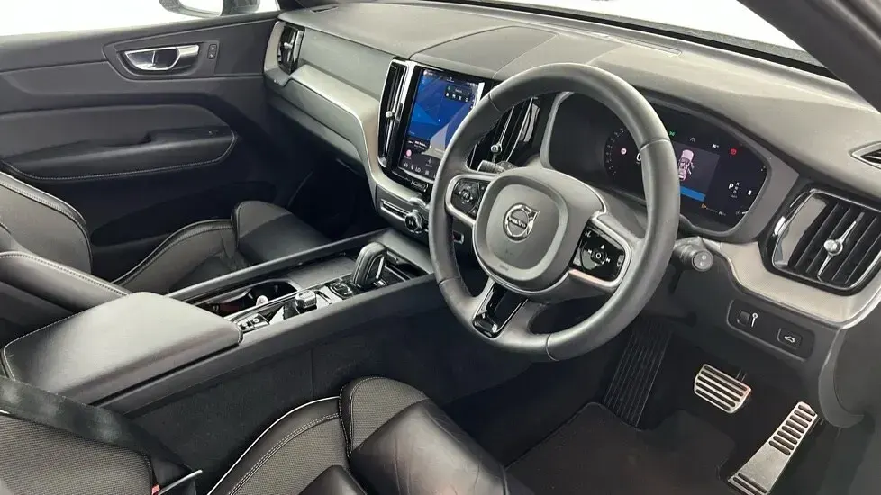 Used Volvo XC60 R-Design 194 HP (142 kW) 2022 White SUV