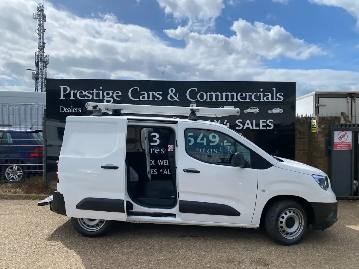 Used Vauxhall Combo 100 HP (73 kW) 2019 White MPV