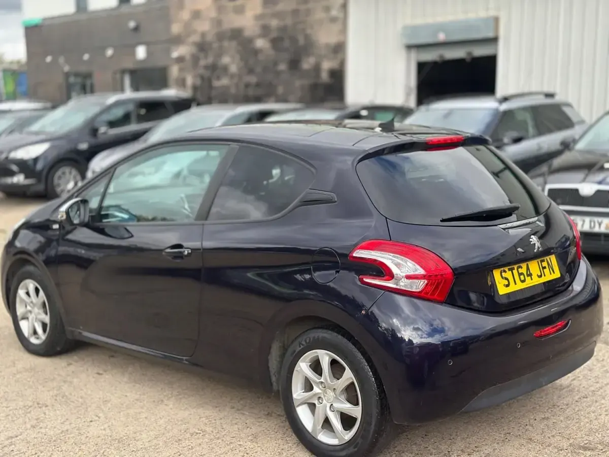 Gebraucht Peugeot 208 Style 82 PS (60 kW) 2014 Blau Kleinwagen