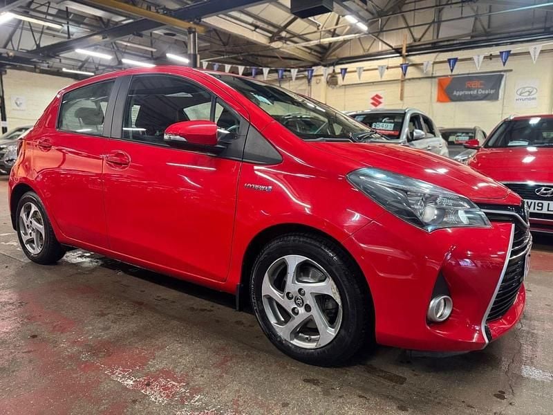 Red Used 2015 Toyota Yaris Hybrid Hatchback | £9,000 (Good price) - Image 1/4