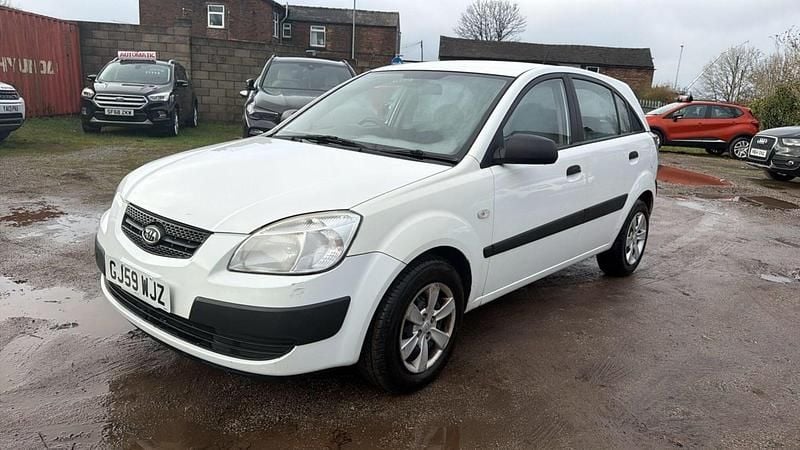 Used Kia Rio 95 HP (69 kW) 2009 White Hatchback