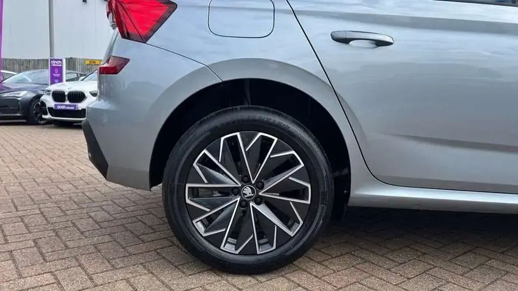 New Skoda Kamiq Design Edition 95 HP (69 kW) 2026 Smokey silver metallic black magic pearl effect SUV