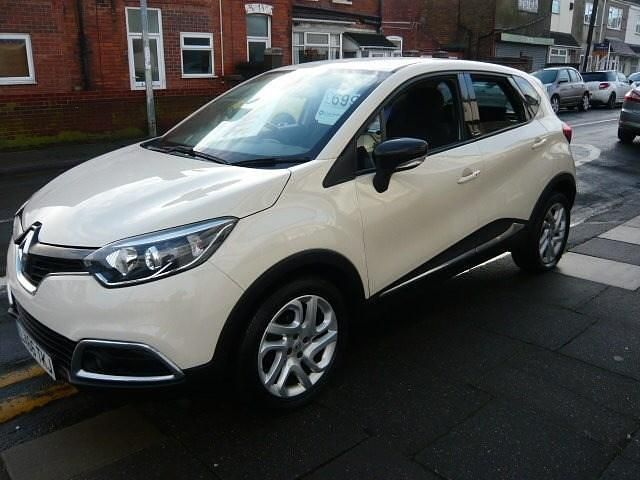 Used Renault Captur Dynamique 90 HP (66 kW) 2016 Cream SUV