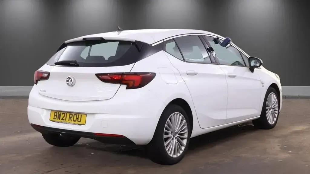 Used Vauxhall Astra Elite 145 HP (106 kW) 2021 White Hatchback