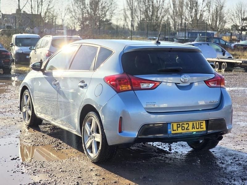 Used Toyota Auris Multidrive S 132 HP (97 kW) 2013 Blue Hatchback