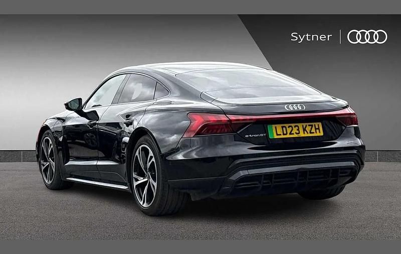 Second-hand Audi e-tron GT quattro Comfort 384 kW (523 CP) 2023 Negru Berlinǎ