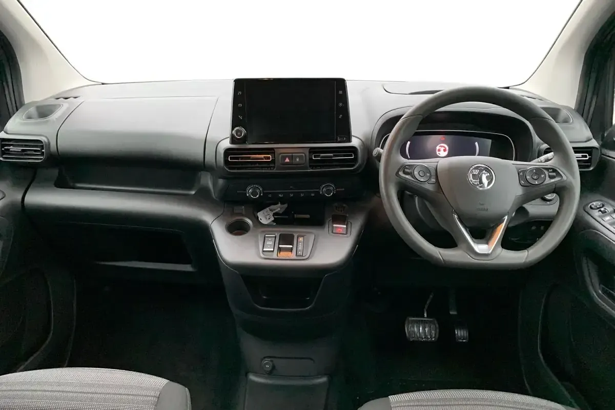 Usado Vauxhall Combo Design Edition 100 kW (136 CV) 2023 Gris Monovolumen