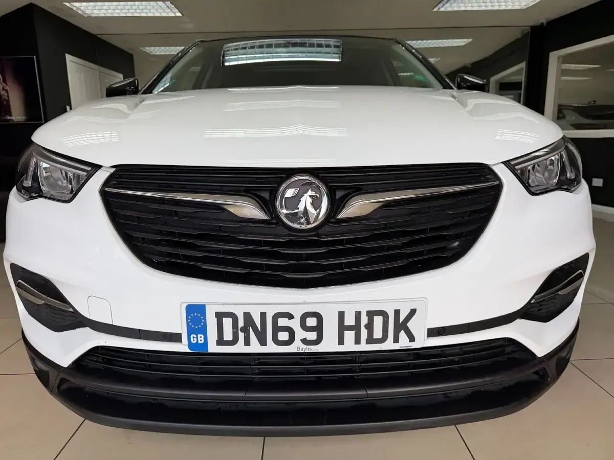 Used Vauxhall Grandland X Elite 130 HP (95 kW) 2019 White SUV