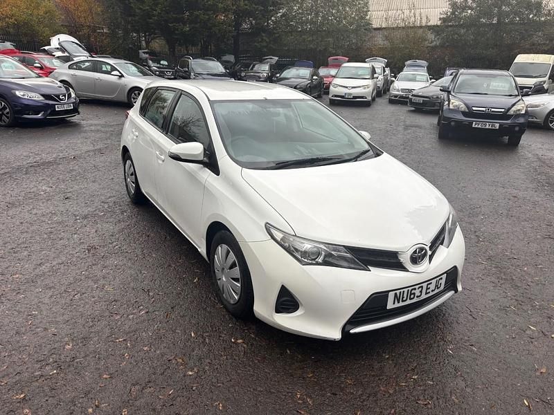 Used Toyota Auris Active 90 HP (66 kW) 2013 White Hatchback