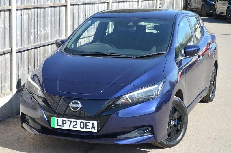 Begagnad Nissan Leaf Acenta 110 kW (150 HK) 2022 Blå Halvkombi