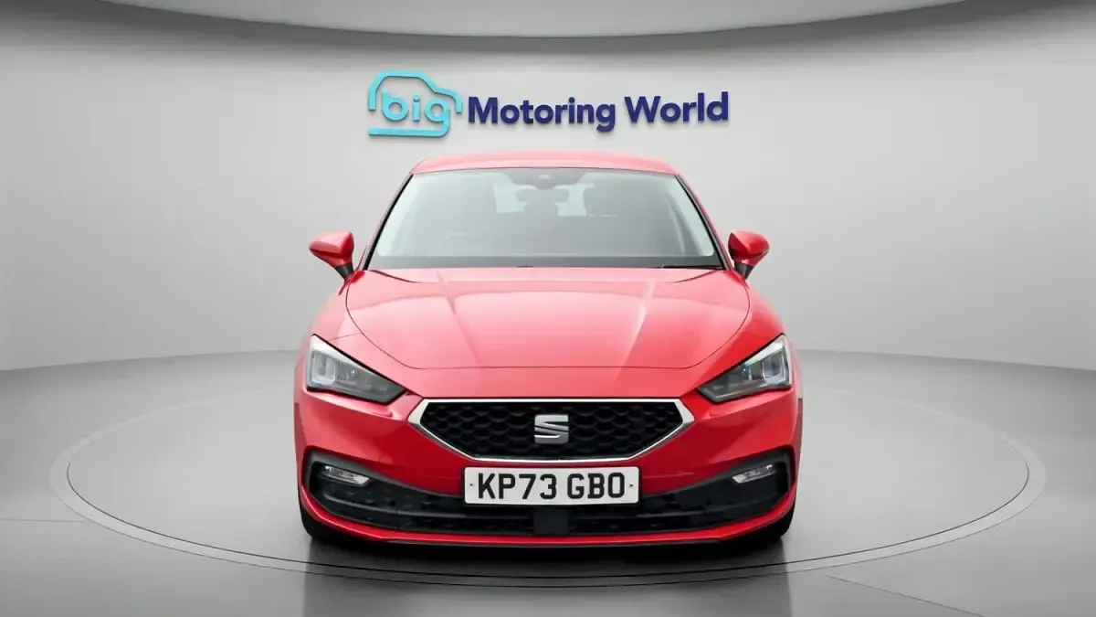 Begagnad Seat Leon SE Dynamic 2023 Röd Halvkombi
