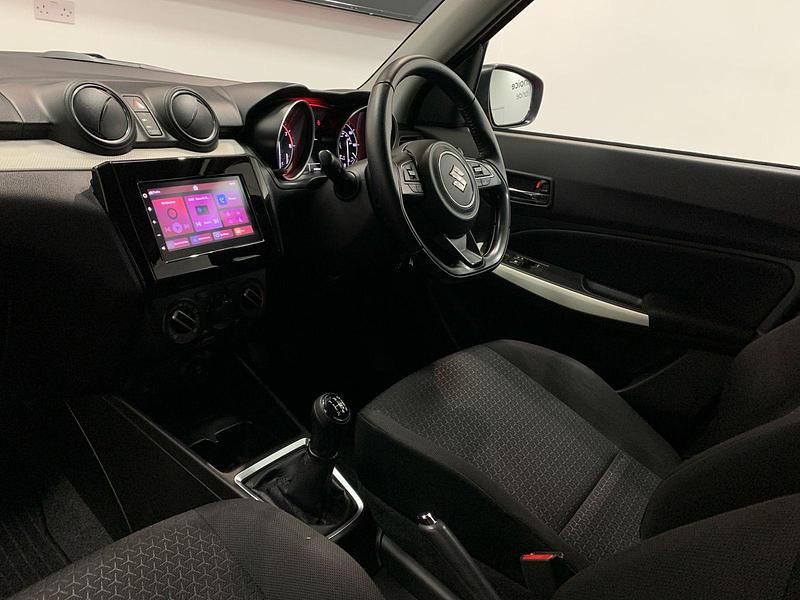 Begagnad Suzuki Swift SZ-L 2022 Röd Halvkombi