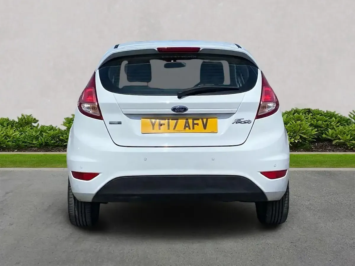 Used Ford Fiesta Zetec 100 HP (73 kW) 2017 White Hatchback