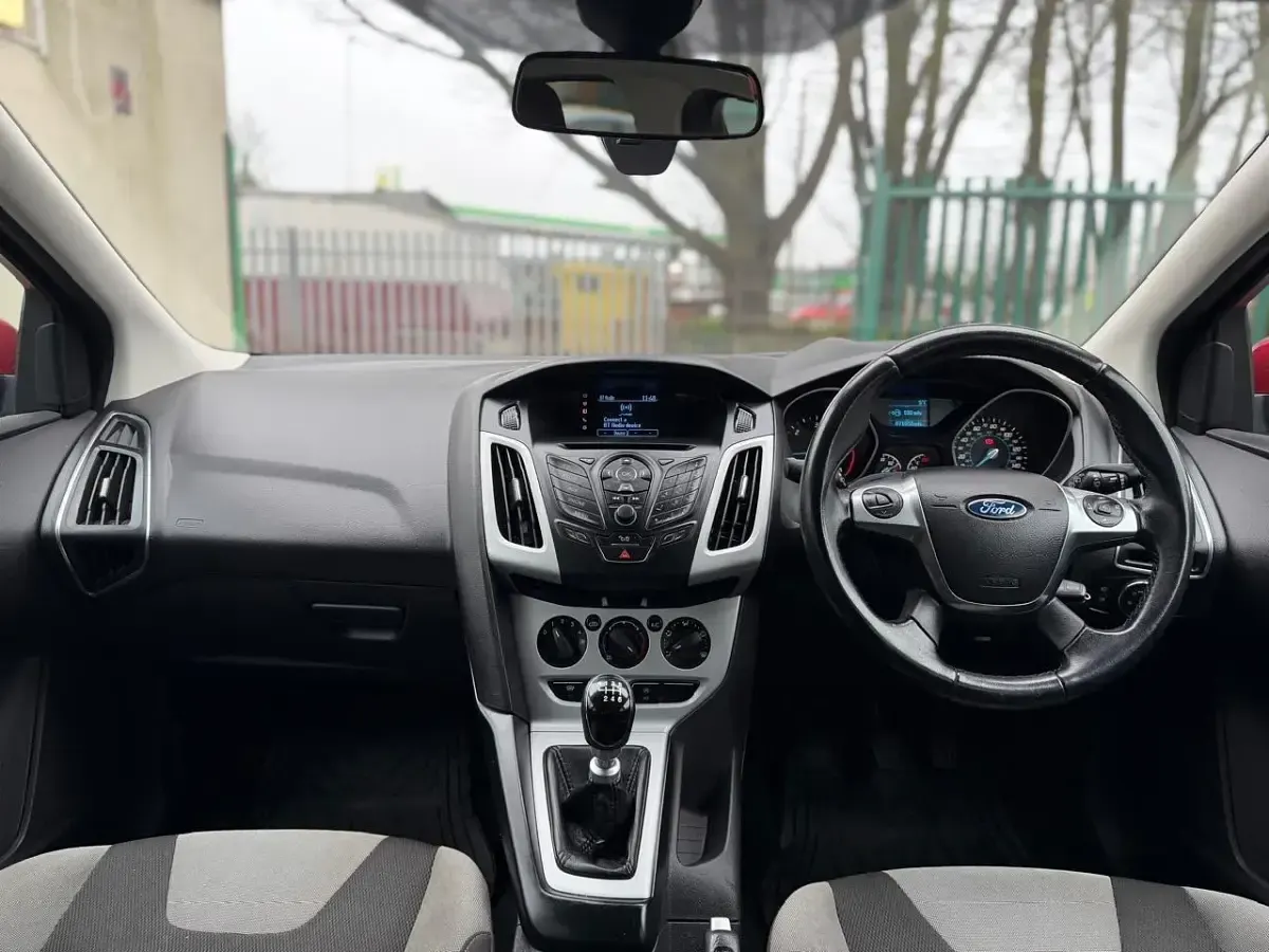 Used Ford Focus Zetec 115 HP (84 kW) 2012 Red Hatchback