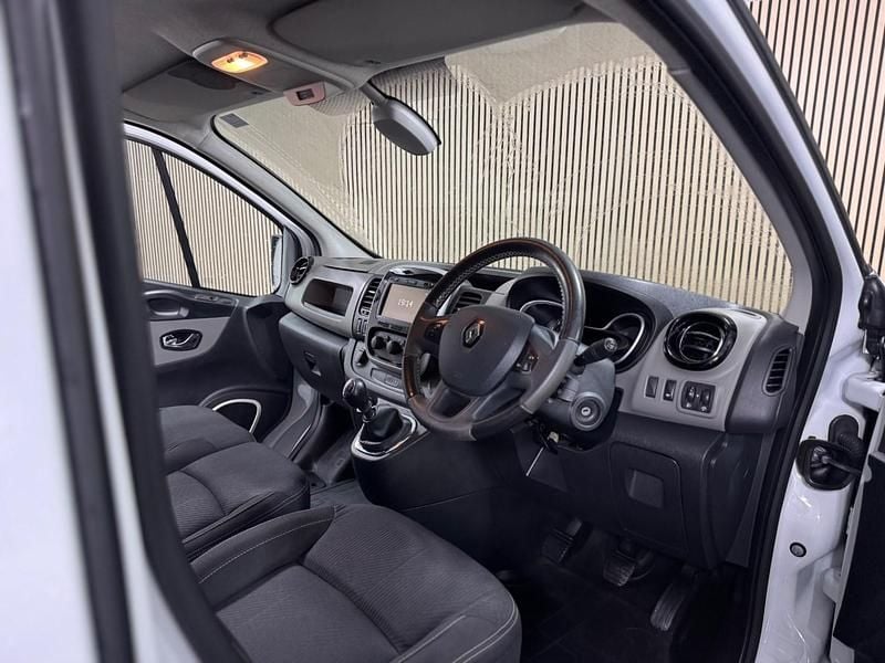 Used Renault Trafic 2017 White MPV