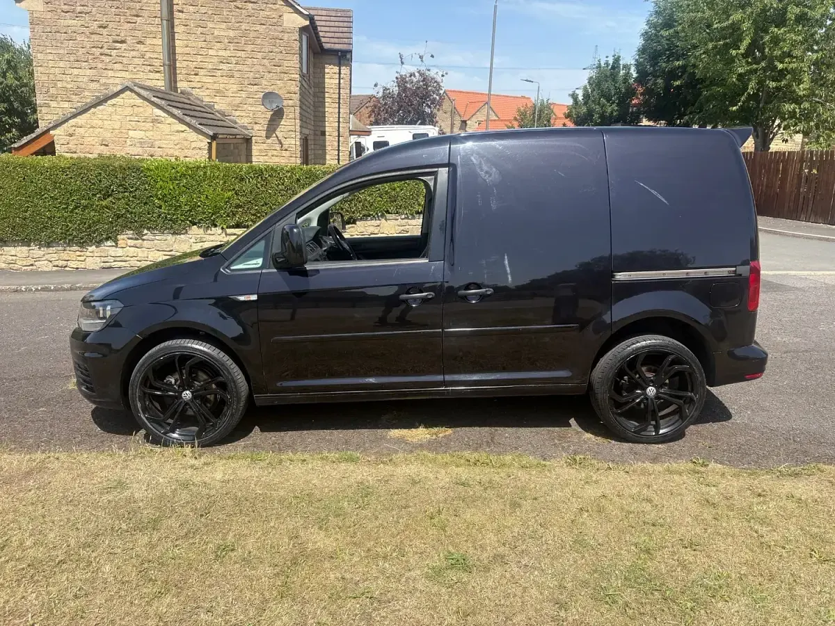 Used VW Caddy Startline 75 HP (55 kW) 2018 Black MPV