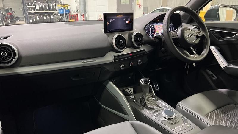 Begagnad Audi Q2 S-Line 150 HK (110 kW) 2022 Grå SUV