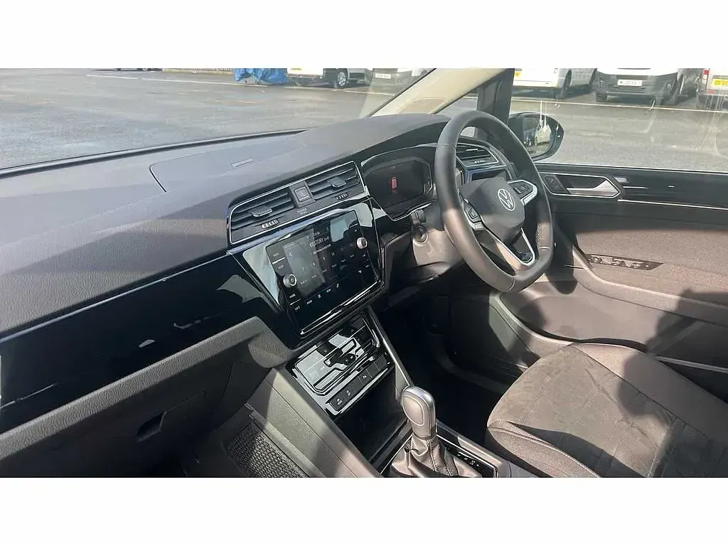 Used VW Touran SEL 150 HP (110 kW) 2025 Black MPV