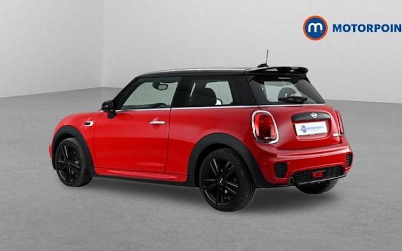 Begagnad Mini Cooper Hatch 136 HK (100 kW) 2018 Röd Halvkombi