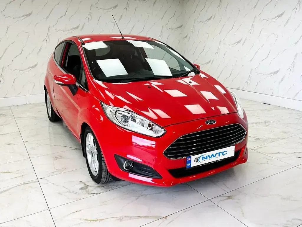 Used Ford Fiesta Zetec 100 HP (73 kW) 2015 Red Hatchback