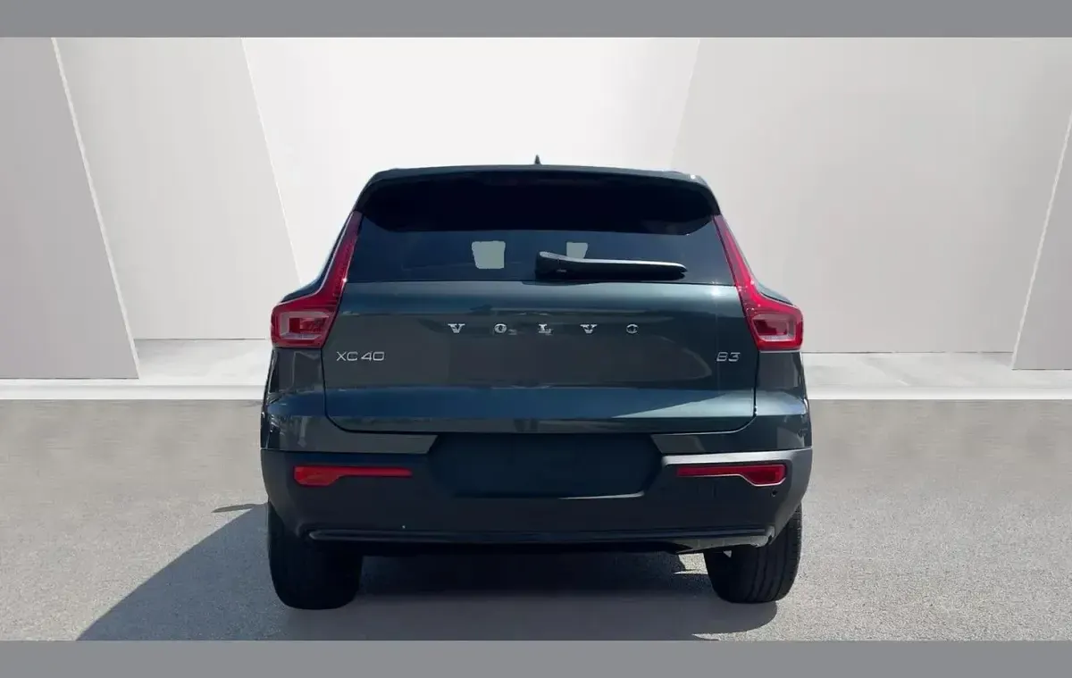 New Volvo XC40 Plus 161 HP (118 kW) 2026 Green SUV