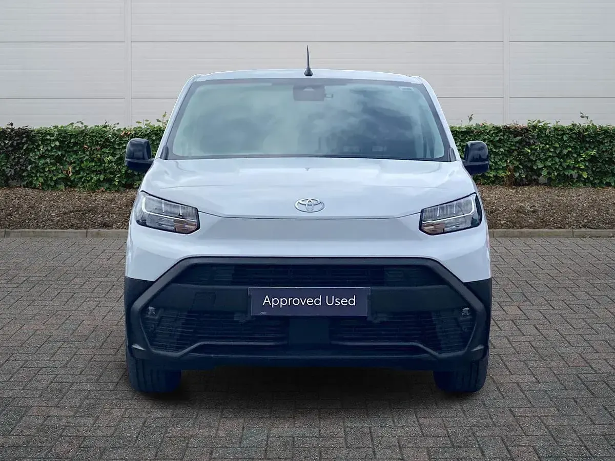 New Toyota Proace 50 kW (68 HP) 2025 White MPV