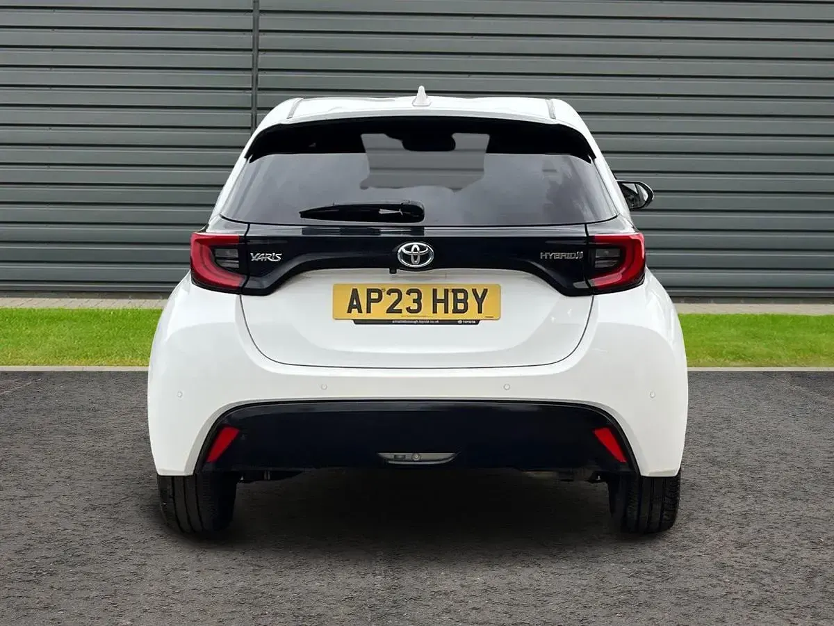 Used Toyota Yaris 116 HP (85 kW) 2023 Pure white Hatchback