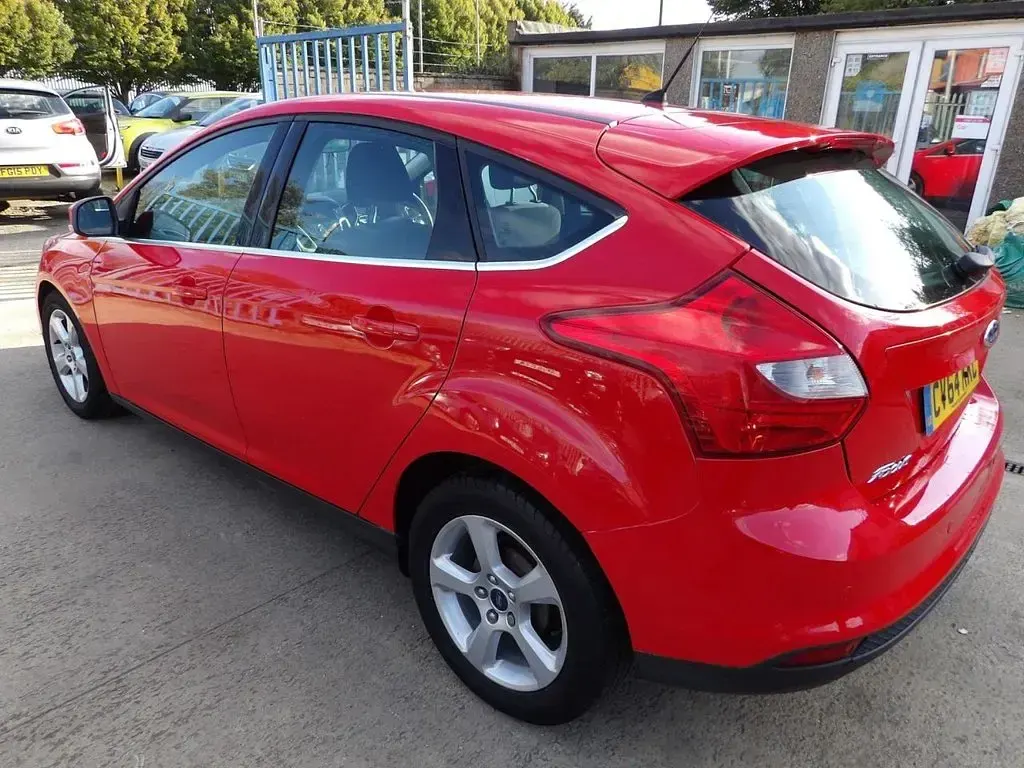 Used Ford Focus Zetec 115 HP (84 kW) 2014 Red Hatchback