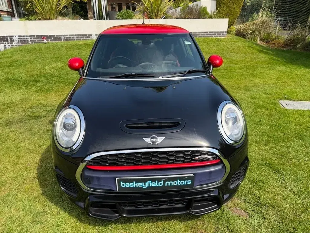 Usado Mini John Cooper Works Hatch 231 CV (169 kW) 2018 Negro Utilitario
