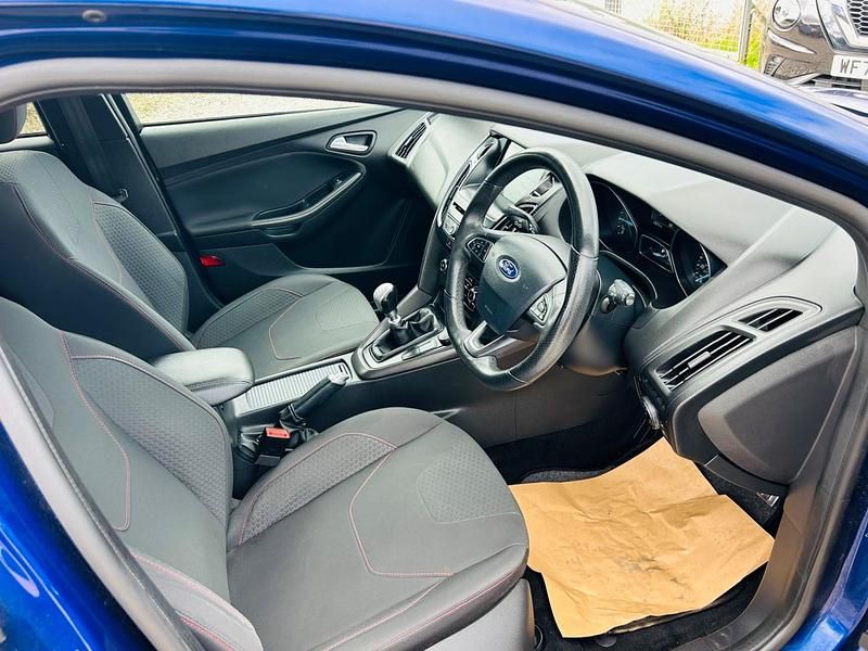 Used Ford Focus ST-Line 140 HP (102 kW) 2017 Blue Hatchback
