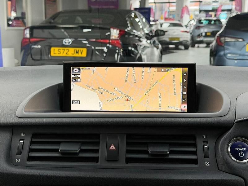 Used Lexus CT200h 136 HP (100 kW) 2017 White Hatchback