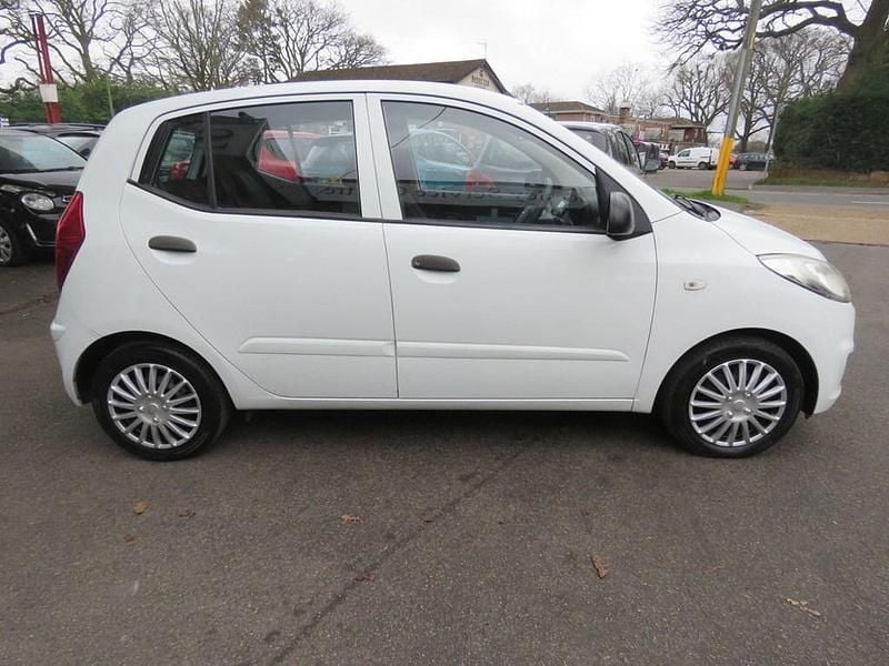 Used Hyundai i10 Classic 85 HP (62 kW) 2011 White Hatchback