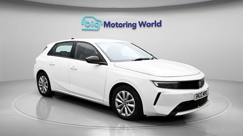 Used Vauxhall Astra Design Edition 129 HP (94 kW) 2022 White Hatchback
