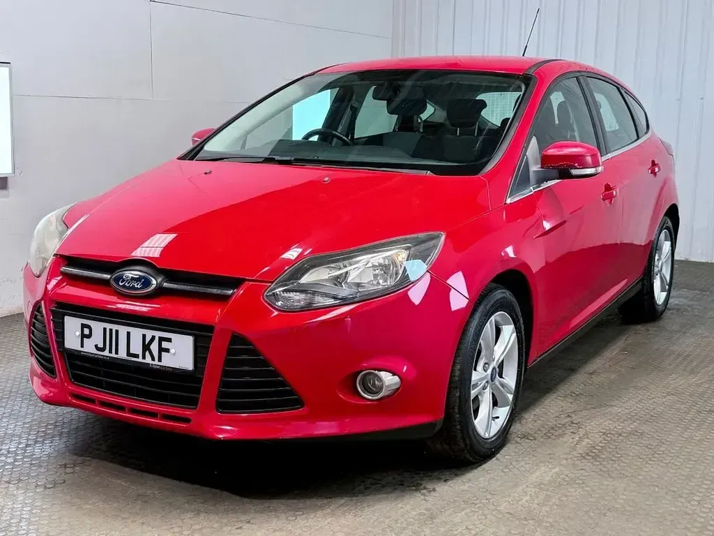 Used Ford Focus Zetec 125 HP (91 kW) 2011 Red Hatchback