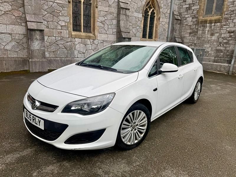 Used Vauxhall Astra Excite 100 HP (73 kW) 2015 White Hatchback